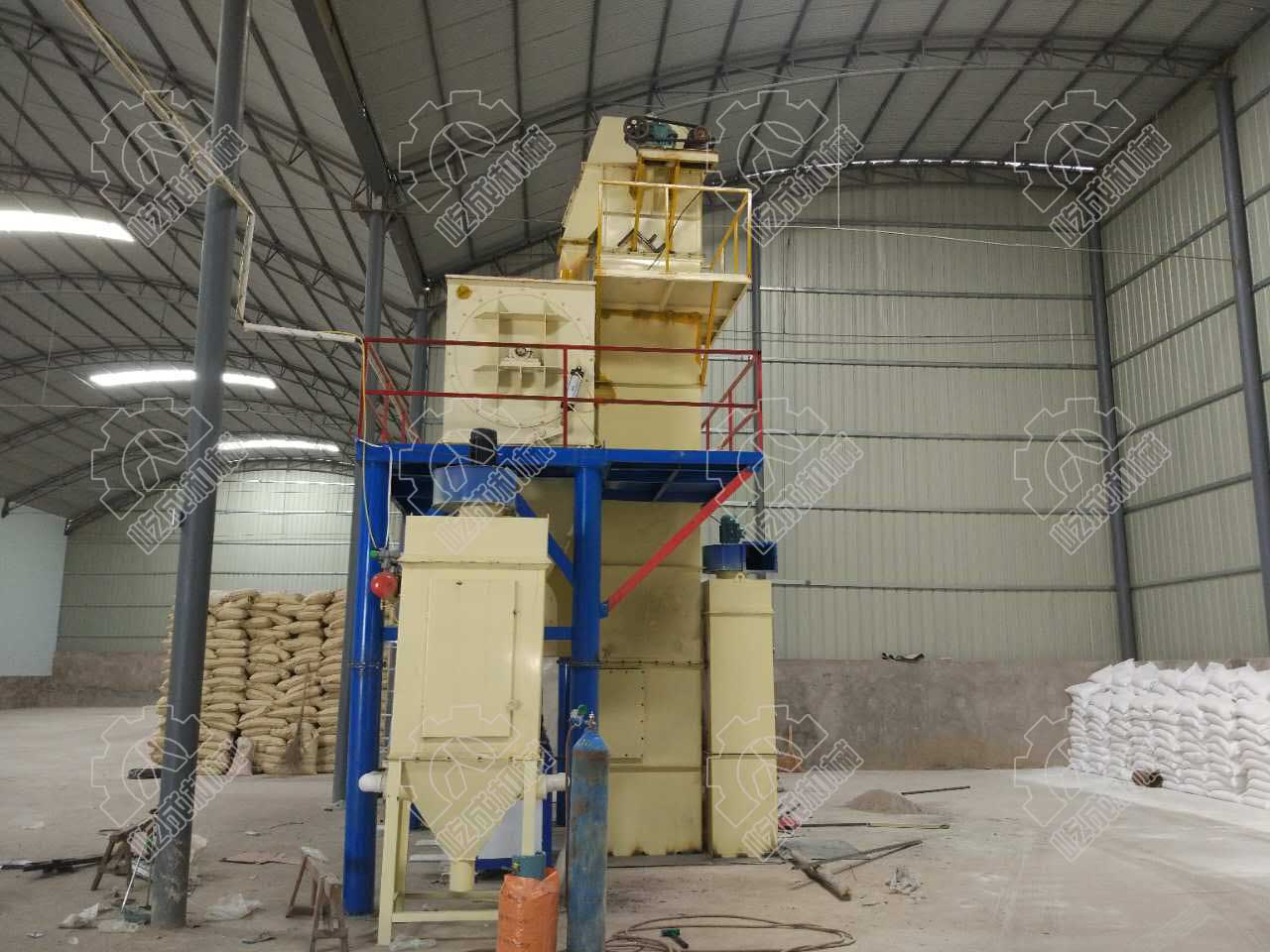 半自動標(biāo)線涂料生產(chǎn)線側(cè)面圖.jpg 半自動標(biāo)線涂料生產(chǎn)線側(cè)面圖.jpg